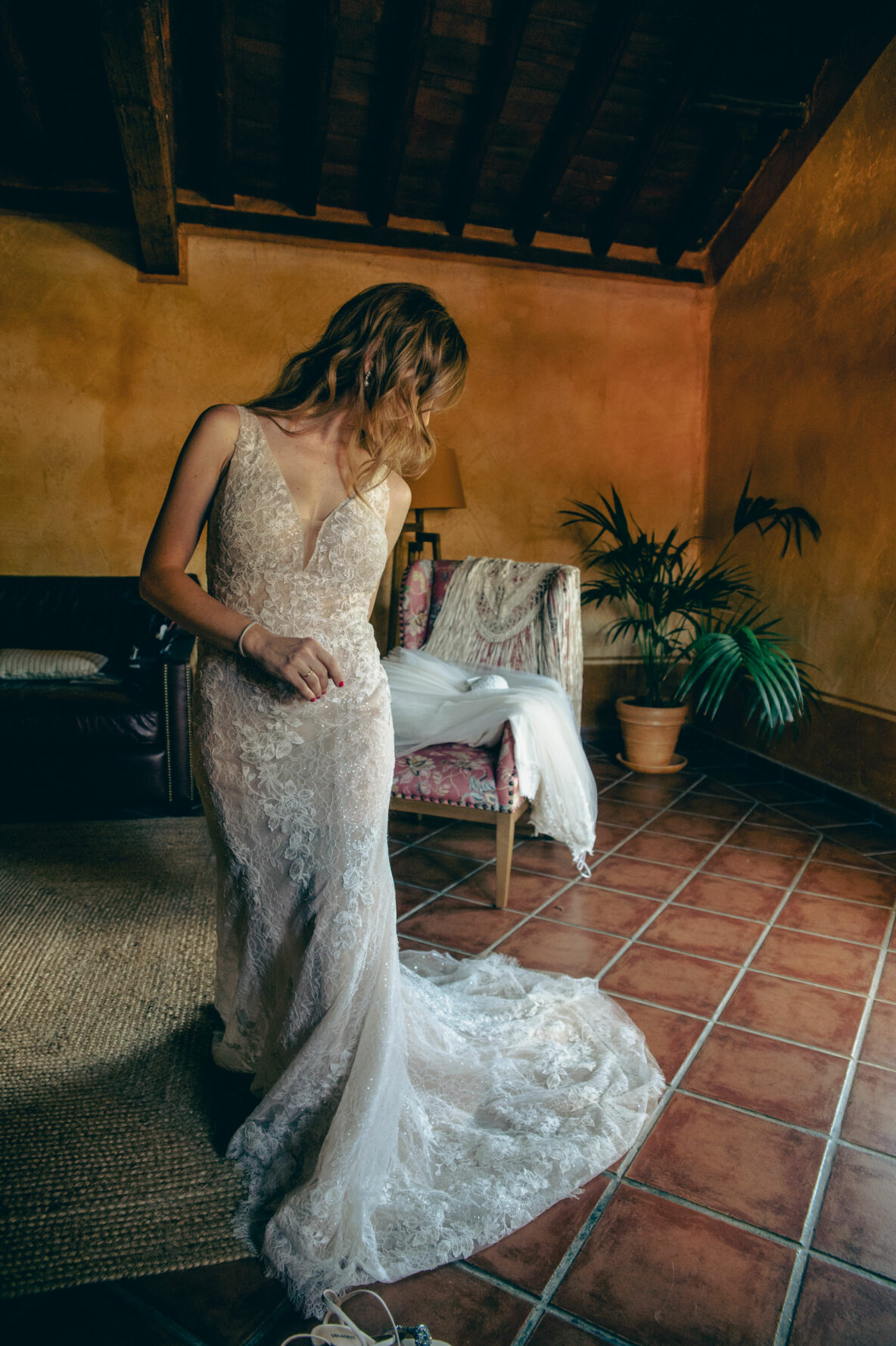 Fotografía de una novia mirando su vestido